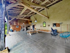 Un domaine, un ensemble immobilier, mille possibilités : longère, tour médiévale du XIIIe siècle et studios indépendants.