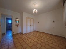 À vendre : Maison de plain-pied avec jardin arboré à 5 minutes d’Auch avec dépendances.