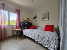 Maison  avec grand parc arboré, garage de 60 m² et équipements économes en énergie – À deux pas des commodités