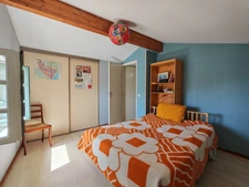 Immeuble de rapport avec T2 loué, T4 libre et garage à Pavie. Idéal investisseur. 