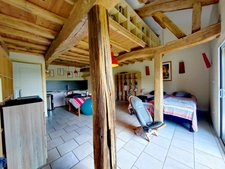 Un domaine, un ensemble immobilier, mille possibilités : longère, tour médiévale du XIIIe siècle et studios indépendants.