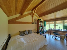 Un domaine, un ensemble immobilier, mille possibilités : longère, tour médiévale du XIIIe siècle et studios indépendants.