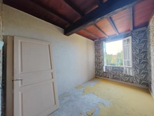 Située à MIRAMONT LATOUR, maison à rénover avec vue panoramique.