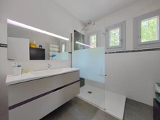 Maison  avec grand parc arboré, garage de 60 m² et équipements économes en énergie – À deux pas des commodités