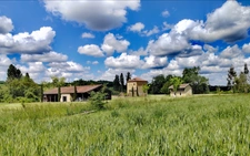 Un domaine, un ensemble immobilier, mille possibilités : longère, tour médiévale du XIIIe siècle et studios indépendants.