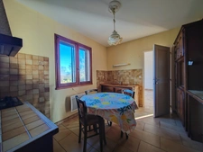 À vendre : Maison de plain-pied avec jardin arboré à 5 minutes d’Auch avec dépendances.