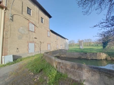 Maison avec moulin, hangar et bureaux au centre de Saramon.