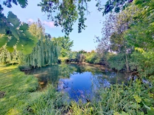 Un domaine, un ensemble immobilier, mille possibilités : longère, tour médiévale du XIIIe siècle et studios indépendants.