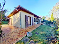 À vendre : Maison de plain-pied avec jardin arboré à 5 minutes d’Auch avec dépendances.