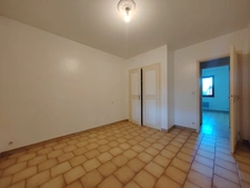 À vendre : Maison de plain-pied avec jardin arboré à 5 minutes d’Auch avec dépendances.