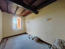 Située à MIRAMONT LATOUR, maison à rénover avec vue panoramique.