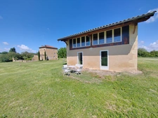 Un domaine, un ensemble immobilier, mille possibilités : longère, tour médiévale du XIIIe siècle et studios indépendants.