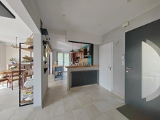 Maison  avec grand parc arboré, garage de 60 m² et équipements économes en énergie – À deux pas des commodités