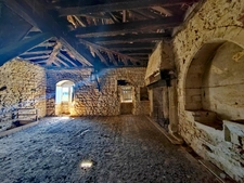 Un domaine, un ensemble immobilier, mille possibilités : longère, tour médiévale du XIIIe siècle et studios indépendants.