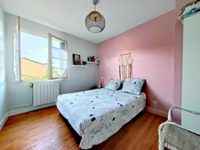 Maison rénovée avec goût au centre de Fleurance avec garage.