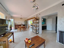 Maison  avec grand parc arboré, garage de 60 m² et équipements économes en énergie – À deux pas des commodités