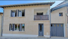 Maison rénovée avec goût au centre de Fleurance avec garage au calme.