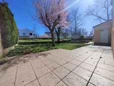 Maison située proche des commodités avec jardin entièrement clôturé et garage