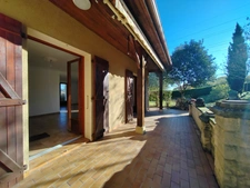 À vendre : Maison de plain-pied avec jardin arboré à 5 minutes d’Auch avec dépendances.