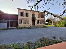 Maison avec moulin, hangar et bureaux au centre de Saramon.