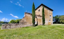 Un domaine, un ensemble immobilier, mille possibilités : longère, tour médiévale du XIIIe siècle et studios indépendants.