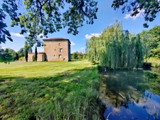Un domaine, un ensemble immobilier, mille possibilités : longère, tour médiévale du XIIIe siècle et studios indépendants.