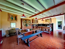 Un domaine, un ensemble immobilier, mille possibilités : longère, tour médiévale du XIIIe siècle et studios indépendants.