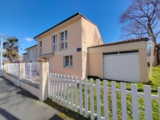 Maison située proche des commodités avec jardin entièrement clôturé et garage