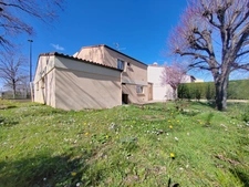 Maison située proche des commodités avec jardin entièrement clôturé et garage