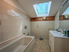 Immeuble de rapport avec T2 loué, T4 libre et garage à Pavie. Idéal investisseur. 