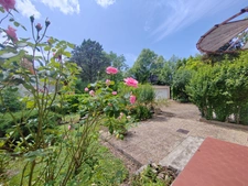 Maison  avec grand parc arboré, garage de 60 m² et équipements économes en énergie – À deux pas des commodités