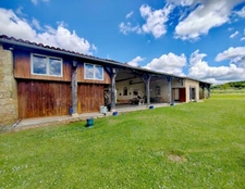 Un domaine, un ensemble immobilier, mille possibilités : longère, tour médiévale du XIIIe siècle et studios indépendants.