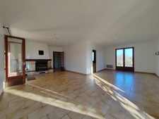 À vendre : Maison de plain-pied avec jardin arboré à 5 minutes d’Auch avec dépendances.