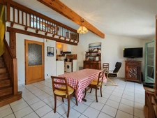 Immeuble de rapport avec T2 loué, T4 libre et garage à Pavie. Idéal investisseur. 