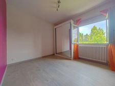 Maison  avec grand parc arboré, garage de 60 m² et équipements économes en énergie – À deux pas des commodités