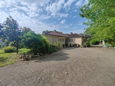 Maison  avec grand parc arboré, garage de 60 m² et équipements économes en énergie – À deux pas des commodités