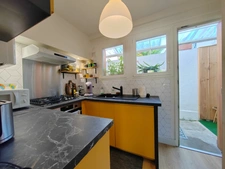 Maison rénovée avec goût au centre de Fleurance avec garage.