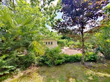 Maison  avec grand parc arboré, garage de 60 m² et équipements économes en énergie – À deux pas des commodités