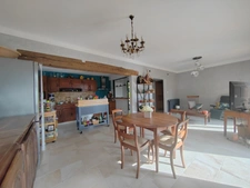 Maison  avec grand parc arboré, garage de 60 m² et équipements économes en énergie – À deux pas des commodités