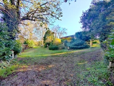 À vendre : Maison de plain-pied avec jardin arboré à 5 minutes d’Auch avec dépendances.