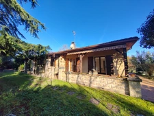 À vendre : Maison de plain-pied avec jardin arboré à 5 minutes d’Auch avec dépendances.