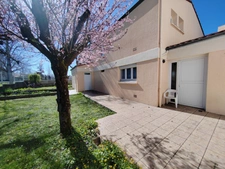Maison située proche des commodités avec jardin entièrement clôturé et garage