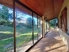 À vendre : Maison de plain-pied avec jardin arboré à 5 minutes d’Auch avec dépendances.