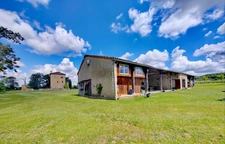 Un domaine, un ensemble immobilier, mille possibilités : longère, tour médiévale du XIIIe siècle et studios indépendants.