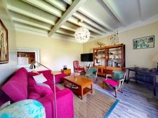 Un domaine, un ensemble immobilier, mille possibilités : longère, tour médiévale du XIIIe siècle et studios indépendants.