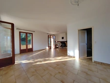 À vendre : Maison de plain-pied avec jardin arboré à 5 minutes d’Auch avec dépendances.