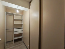 Immeuble de rapport avec T2 loué, T4 libre et garage à Pavie. Idéal investisseur. 