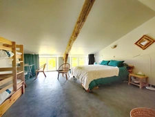 Un domaine, un ensemble immobilier, mille possibilités : longère, tour médiévale du XIIIe siècle et studios indépendants.
