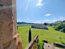 Un domaine, un ensemble immobilier, mille possibilités : longère, tour médiévale du XIIIe siècle et studios indépendants.