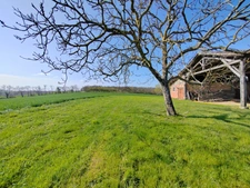 Située à MIRAMONT LATOUR, maison à rénover avec vue panoramique.
